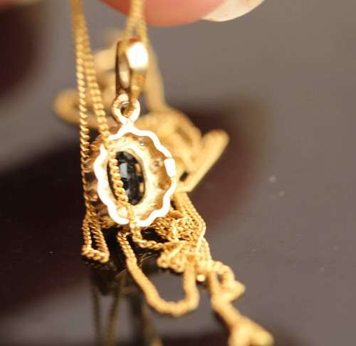 ENGLISH VINTAGE SAPPHIRE 0,38ct SOLITAIRE & DIAMOND PENDANT ON 9CT GOLD CHAIN. BIRMINGHAM ASSAY 1989
