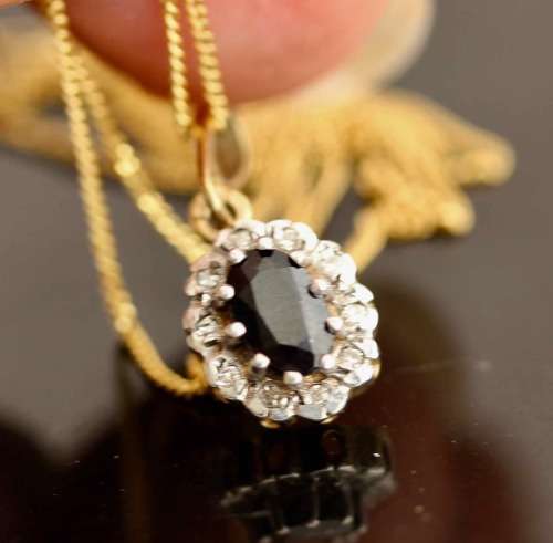 ENGLISH VINTAGE SAPPHIRE 0,38ct SOLITAIRE & DIAMOND PENDANT ON 9CT GOLD CHAIN. BIRMINGHAM ASSAY 1989