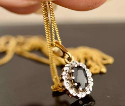 ENGLISH VINTAGE SAPPHIRE 0,38ct SOLITAIRE & DIAMOND PENDANT ON 9CT GOLD CHAIN. BIRMINGHAM ASSAY 1989