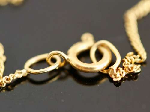 ENGLISH VINTAGE SAPPHIRE 0,38ct SOLITAIRE & DIAMOND PENDANT ON 9CT GOLD CHAIN. BIRMINGHAM ASSAY 1989