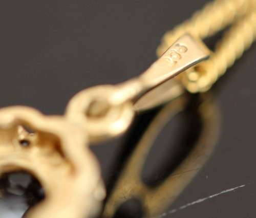 ENGLISH VINTAGE SAPPHIRE 0,38ct SOLITAIRE & DIAMOND PENDANT ON 9CT GOLD CHAIN. BIRMINGHAM ASSAY 1989