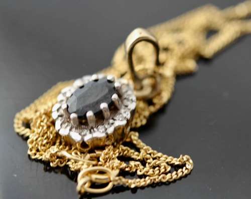 ENGLISH VINTAGE SAPPHIRE 0,38ct SOLITAIRE & DIAMOND PENDANT ON 9CT GOLD CHAIN. BIRMINGHAM ASSAY 1989