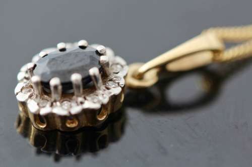 ENGLISH VINTAGE SAPPHIRE 0,38ct SOLITAIRE & DIAMOND PENDANT ON 9CT GOLD CHAIN. BIRMINGHAM ASSAY 1989