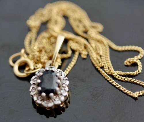 ENGLISH VINTAGE SAPPHIRE 0,38ct SOLITAIRE & DIAMOND PENDANT ON 9CT GOLD CHAIN. BIRMINGHAM ASSAY 1989