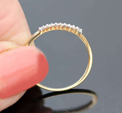 DAINTY VINTAGE DIAMOND AND 9CT YELLOW GOLD RING, SLENDER AND REALLY PRETTY! 375