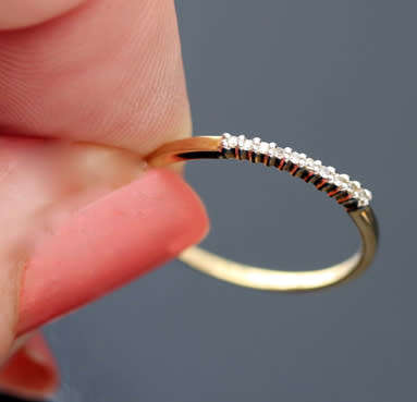 DAINTY VINTAGE DIAMOND AND 9CT YELLOW GOLD RING, SLENDER AND REALLY PRETTY! 375