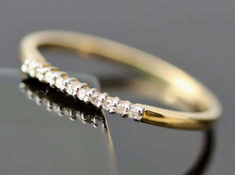DAINTY VINTAGE DIAMOND AND 9CT YELLOW GOLD RING, SLENDER AND REALLY PRETTY! 375