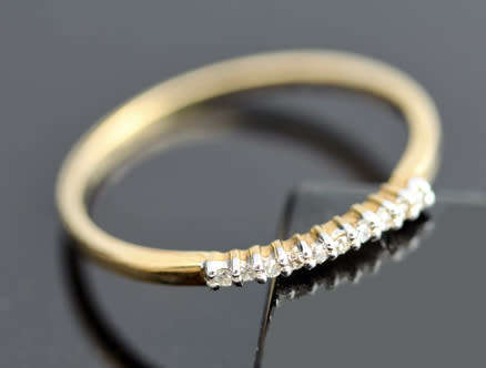 DAINTY VINTAGE DIAMOND AND 9CT YELLOW GOLD RING, SLENDER AND REALLY PRETTY! 375