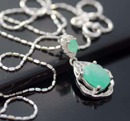BEAUTIFUL GREEN NATURAL EMERALD GEMSTONES STERLING SILVER PENDANT ITALIAN STERLING SILVER 49cm CHAIN