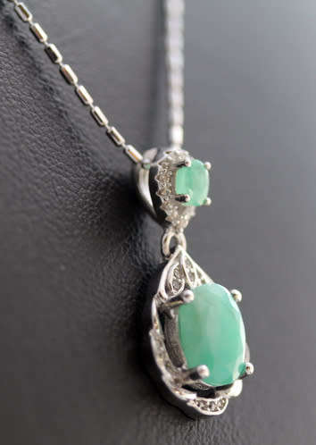 BEAUTIFUL GREEN NATURAL EMERALD GEMSTONES STERLING SILVER PENDANT ITALIAN STERLING SILVER 49cm CHAIN