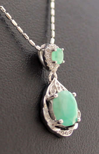 BEAUTIFUL GREEN NATURAL EMERALD GEMSTONES STERLING SILVER PENDANT ITALIAN STERLING SILVER 49cm CHAIN