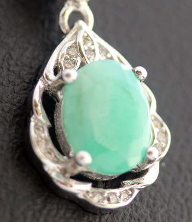 BEAUTIFUL GREEN NATURAL EMERALD GEMSTONES STERLING SILVER PENDANT ITALIAN STERLING SILVER 49cm CHAIN