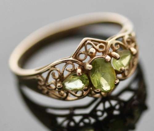 UNUSUAL VINTAGE PERIDOT 9CT YELLOW GOLD RING WITH OPENWORK SCROLL DETAILS. 375