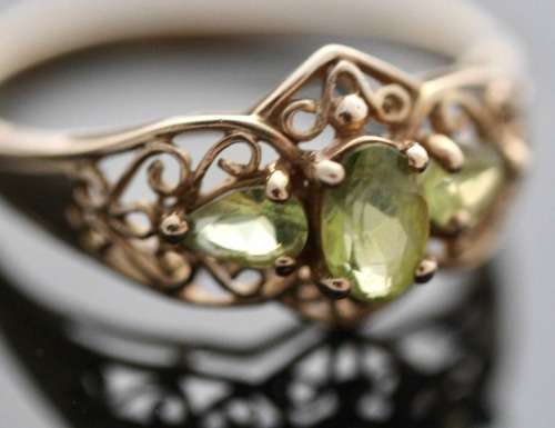 UNUSUAL VINTAGE PERIDOT 9CT YELLOW GOLD RING WITH OPENWORK SCROLL DETAILS. 375