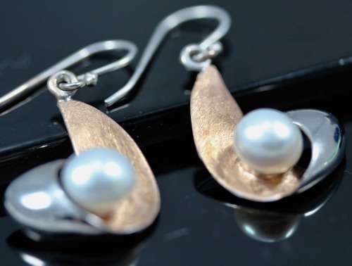 MODERN GEOMETRIC STERLING SILVER AND NATURAL PEARL EARRINGS. 925