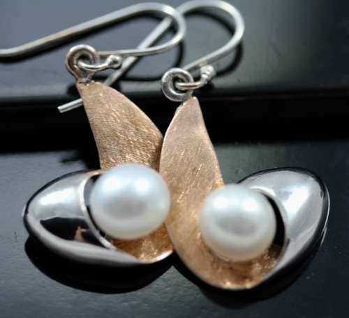 MODERN GEOMETRIC STERLING SILVER AND NATURAL PEARL EARRINGS. 925