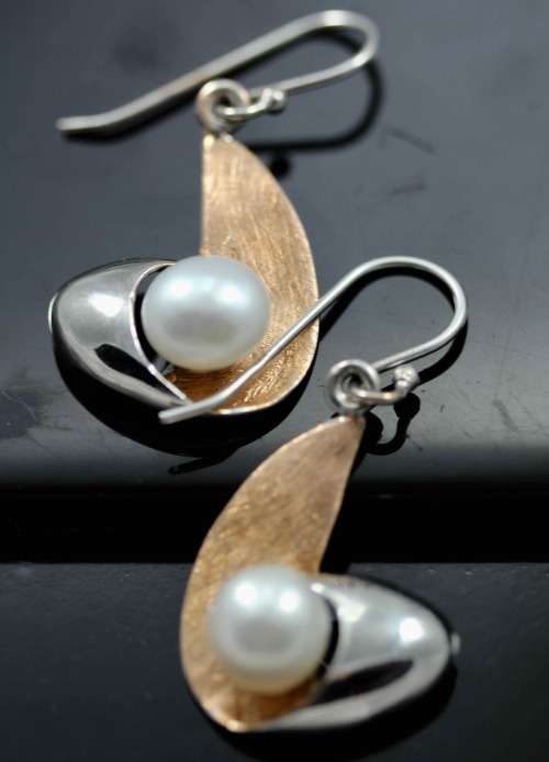 MODERN GEOMETRIC STERLING SILVER AND NATURAL PEARL EARRINGS. 925