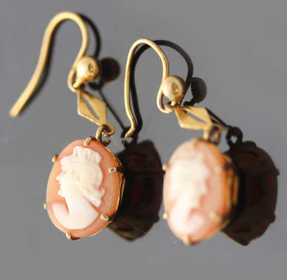 DAINTY ENGLISH VINTAGE 9CT YELLOW GOLD CAMEO EARRINGS. WELL HALLMARKED. CLASSIC!