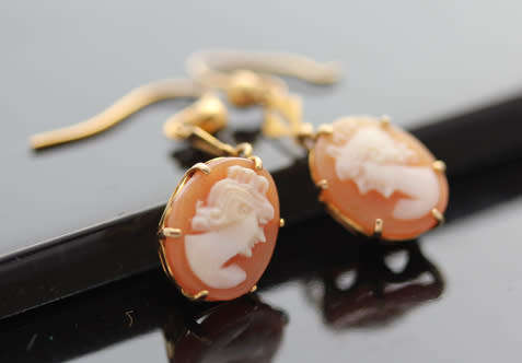 DAINTY ENGLISH VINTAGE 9CT YELLOW GOLD CAMEO EARRINGS. WELL HALLMARKED. CLASSIC!