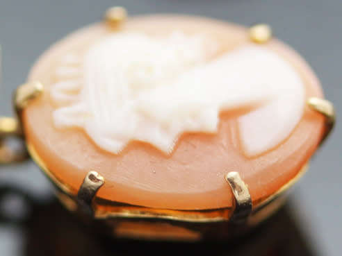 DAINTY ENGLISH VINTAGE 9CT YELLOW GOLD CAMEO EARRINGS. WELL HALLMARKED. CLASSIC!
