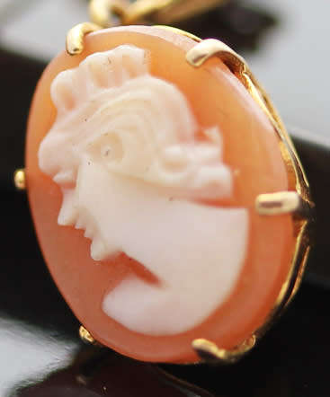 DAINTY ENGLISH VINTAGE 9CT YELLOW GOLD CAMEO EARRINGS. WELL HALLMARKED. CLASSIC!
