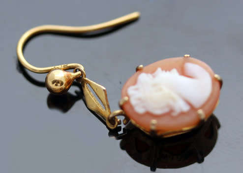 DAINTY ENGLISH VINTAGE 9CT YELLOW GOLD CAMEO EARRINGS. WELL HALLMARKED. CLASSIC!