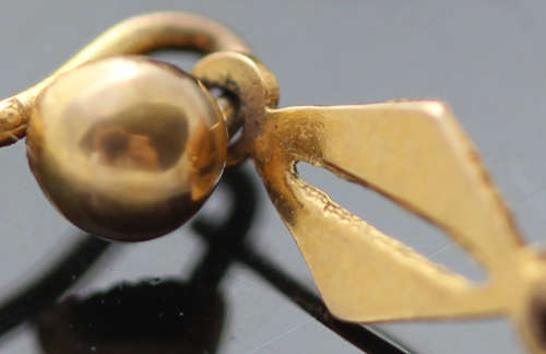 DAINTY ENGLISH VINTAGE 9CT YELLOW GOLD CAMEO EARRINGS. WELL HALLMARKED. CLASSIC!