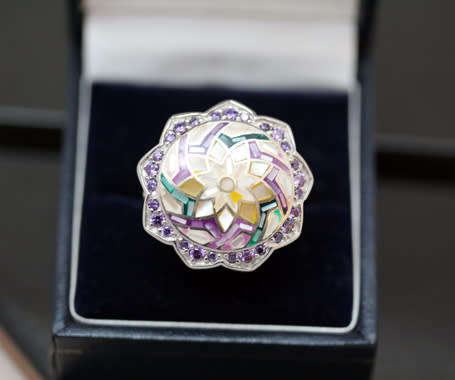 LARGE, BEAUTIFUL MOTHER OF PEARL GEOMETRIC DESIGN STERLING SILVER RING. WONDERFUL DETAIL