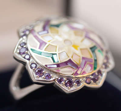 LARGE, BEAUTIFUL MOTHER OF PEARL GEOMETRIC DESIGN STERLING SILVER RING. WONDERFUL DETAIL