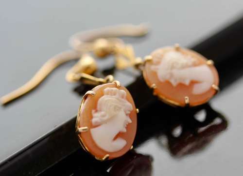 DAINTY ENGLISH VINTAGE 9CT YELLOW GOLD CAMEO EARRINGS. WELL HALLMARKED. CLASSIC!