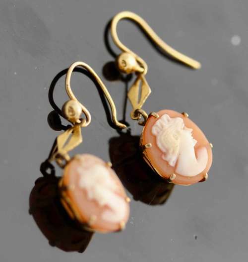 DAINTY ENGLISH VINTAGE 9CT YELLOW GOLD CAMEO EARRINGS. WELL HALLMARKED. CLASSIC!