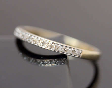 VINTAGE SLENDER HALF ETERNITY DIAMOND RING IN 9CT YELLOW & WHITE 375 GOLD. ENGLISH SHEFFIELD ASSAY
