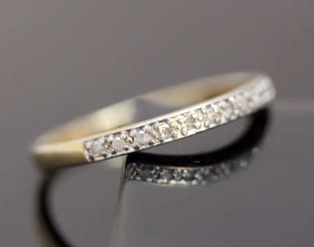 VINTAGE SLENDER HALF ETERNITY DIAMOND RING IN 9CT YELLOW & WHITE 375 GOLD. ENGLISH SHEFFIELD ASSAY