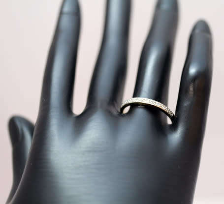 VINTAGE SLENDER HALF ETERNITY DIAMOND RING IN 9CT YELLOW & WHITE 375 GOLD. ENGLISH SHEFFIELD ASSAY