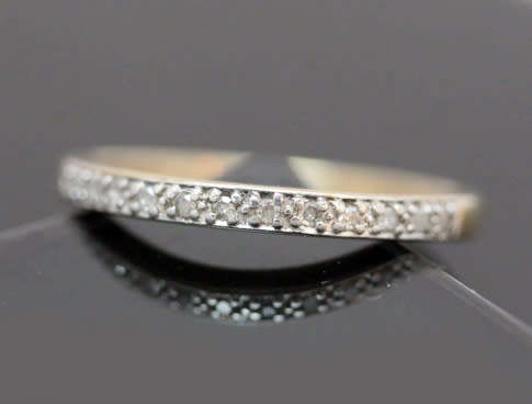 VINTAGE SLENDER HALF ETERNITY DIAMOND RING IN 9CT YELLOW & WHITE 375 GOLD. ENGLISH SHEFFIELD ASSAY