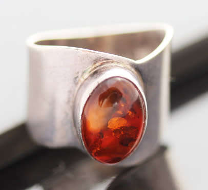 LARGE VINTAGE BROADSHANK STERLING SILVER RING WITH NATURAL BALTIC AMBER CABOCHON. 925