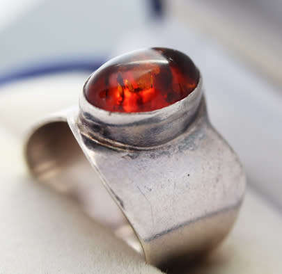 LARGE VINTAGE BROADSHANK STERLING SILVER RING WITH NATURAL BALTIC AMBER CABOCHON. 925