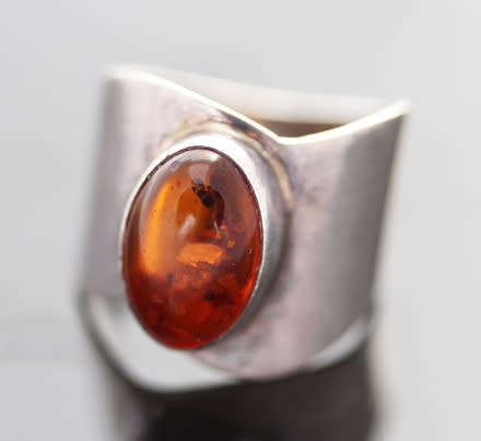 LARGE VINTAGE BROADSHANK STERLING SILVER RING WITH NATURAL BALTIC AMBER CABOCHON. 925