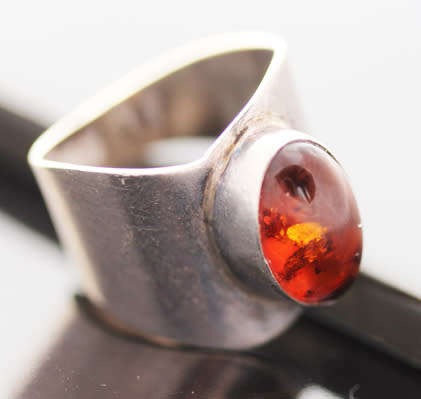 LARGE VINTAGE BROADSHANK STERLING SILVER RING WITH NATURAL BALTIC AMBER CABOCHON. 925