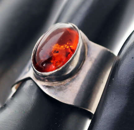 LARGE VINTAGE BROADSHANK STERLING SILVER RING WITH NATURAL BALTIC AMBER CABOCHON. 925