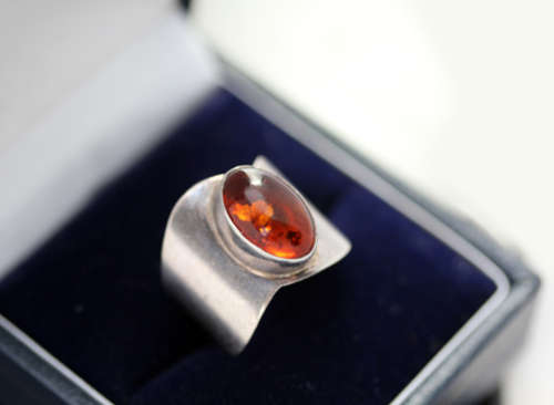 LARGE VINTAGE BROADSHANK STERLING SILVER RING WITH NATURAL BALTIC AMBER CABOCHON. 925