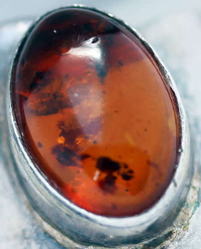 LARGE VINTAGE BROADSHANK STERLING SILVER RING WITH NATURAL BALTIC AMBER CABOCHON. 925