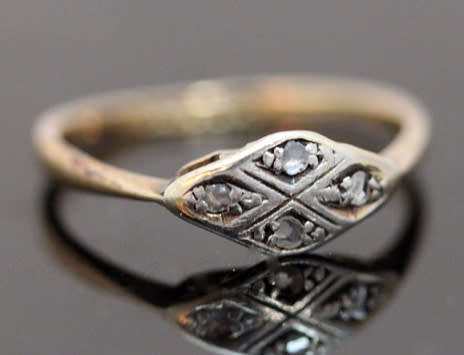 ANTIQUE ENGLISH DIAMOND PLATINUM AND 9CT YELLOW GOLD RING. DIAMONDS GEM TESTED