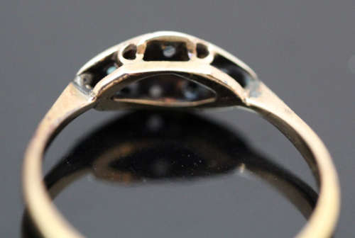 ANTIQUE ENGLISH DIAMOND PLATINUM AND 9CT YELLOW GOLD RING. DIAMONDS GEM TESTED