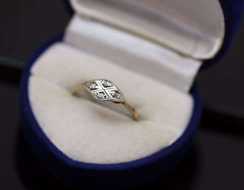 ANTIQUE ENGLISH DIAMOND PLATINUM AND 9CT YELLOW GOLD RING. DIAMONDS GEM TESTED