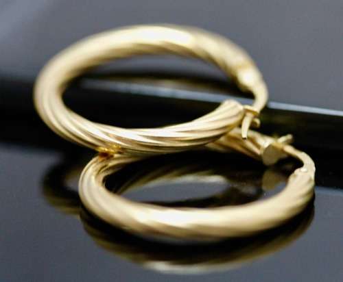 CLASSIC VINTAGE ENGLISH 9CT YELLOW GOLD HOOP EARRINGS WITH TWISTED DETAIL. GOOD SIZE 25 mm DIAMETER