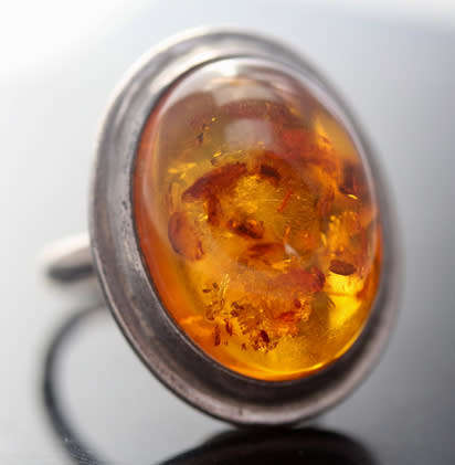 LARGE VINTAGE NATURAL BALTIC AMBER FROM BUDAPEST STERLING SILVER RING. FASCINATING INCLUSIONS!