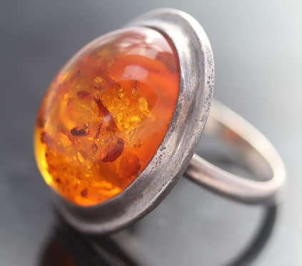 LARGE VINTAGE NATURAL BALTIC AMBER FROM BUDAPEST STERLING SILVER RING. FASCINATING INCLUSIONS!