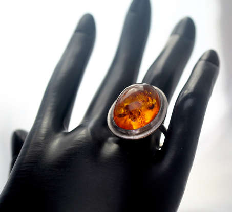 LARGE VINTAGE NATURAL BALTIC AMBER FROM BUDAPEST STERLING SILVER RING. FASCINATING INCLUSIONS!