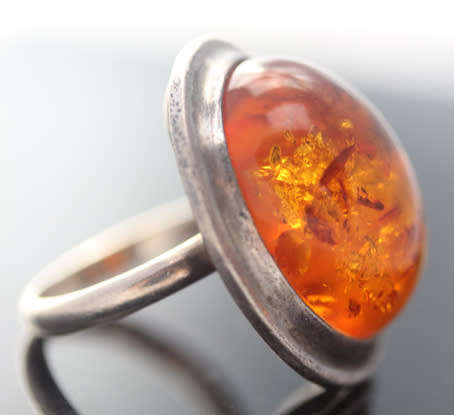 LARGE VINTAGE NATURAL BALTIC AMBER FROM BUDAPEST STERLING SILVER RING. FASCINATING INCLUSIONS!